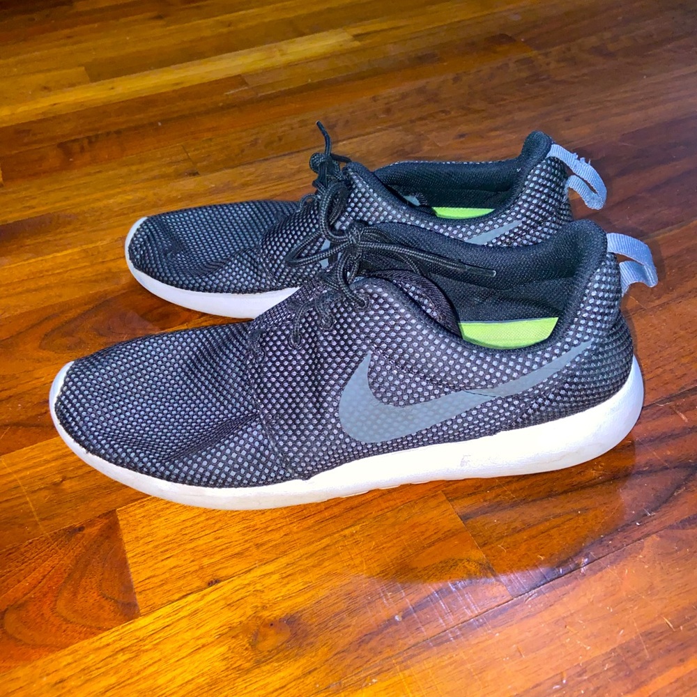 Nike roshe run tennis shoes